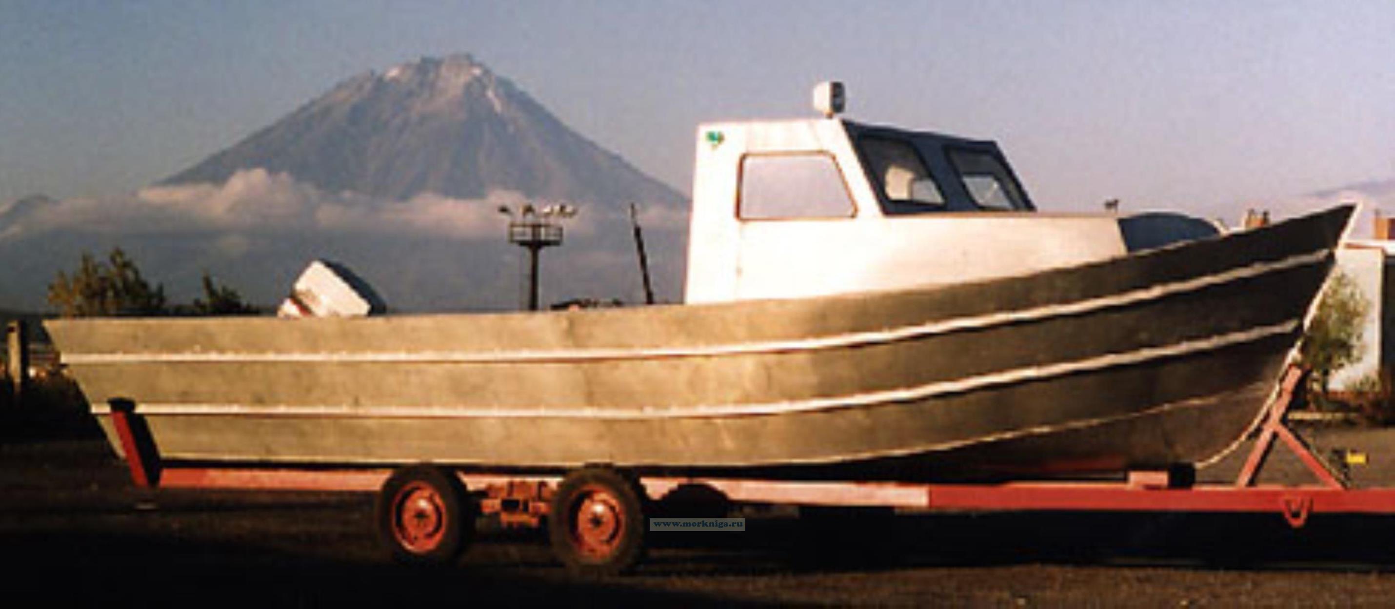 Комплект чертежей и инструкций (на английском языке) для самостоятельной постройки моторной лодки 