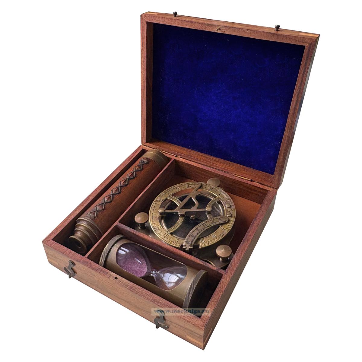 Морской набор в футляре из красного дерева: компас, подзорная труба, песочные часы