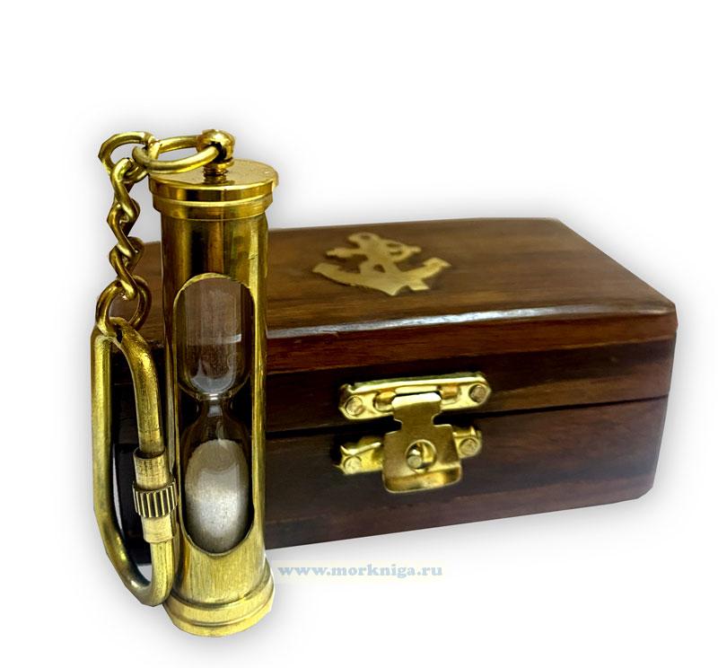 Брелок в деревянном футляре 