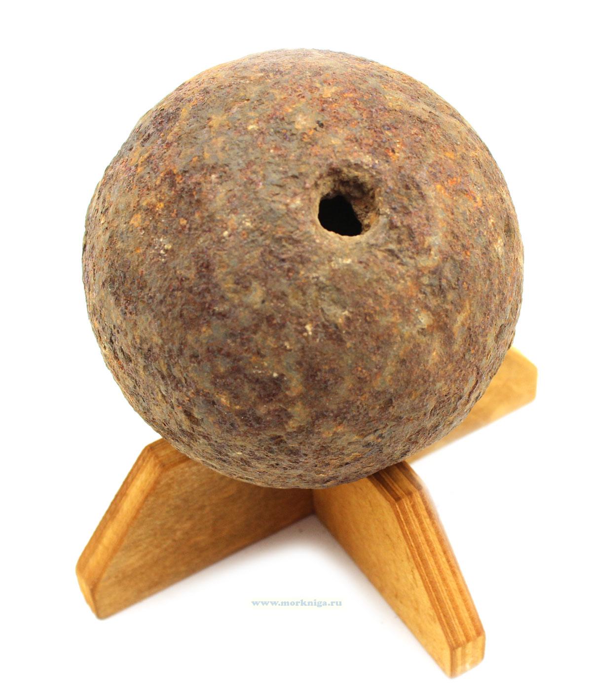 Граната к 6-фунтовой пушке времён Крымской войны на подставке из фанеры