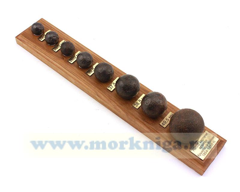 Набор картечи времен Крымской войны на деревянной подставке