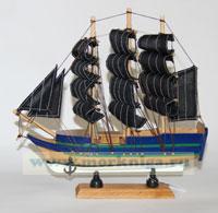 Модель пиратского корабля с черными парусами, L= 24 см