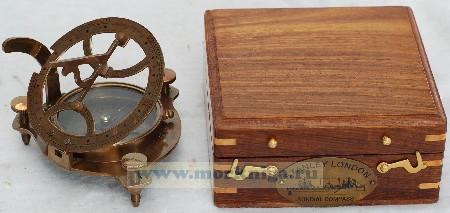 Компас с солнечными часами в футляре из красного дерева