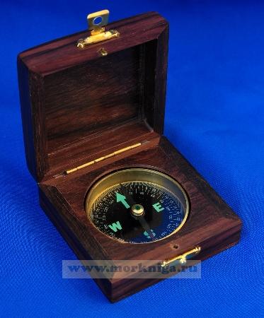 Компас в деревянной шкатулке