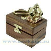 Брелок в деревяном футляре 