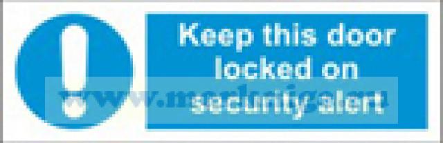 Дверь должна быть задраена в случае угрозы безопасности. Keep this door locked on security alert (самоклейка)