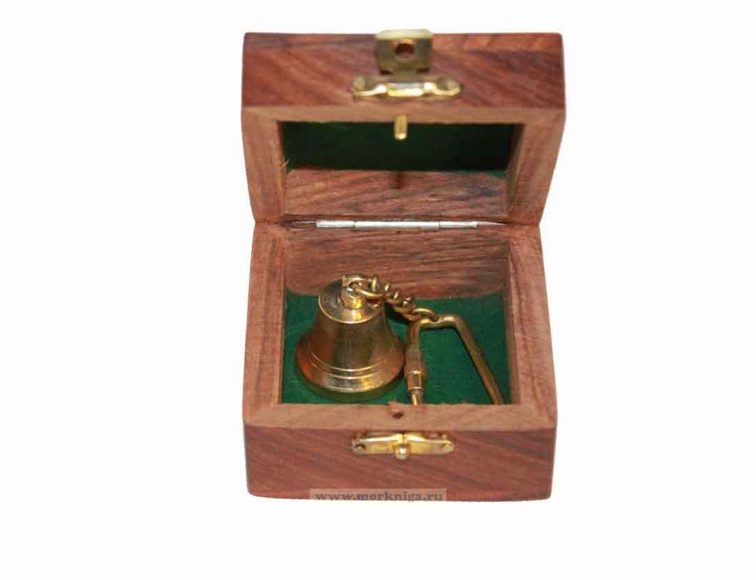 Брелок в деревянном футляре 